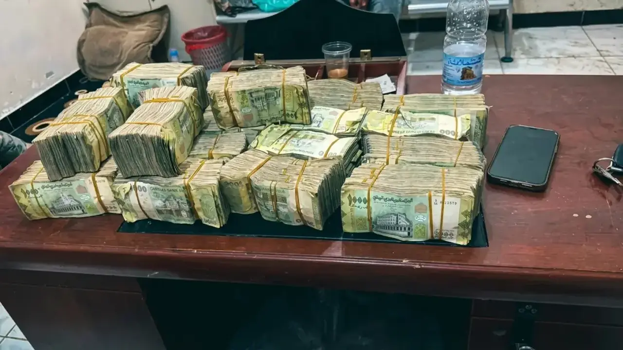 تباين حاد في أسعار الدولار بين صنعاء وعدن يثير تساؤلات المتابعين